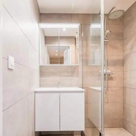 Modern And Sleek, Third Floor Sea Front Flat For 8 Apartman