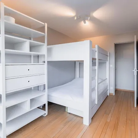 Modern And Sleek, Third Floor Sea Front Flat For 8 *